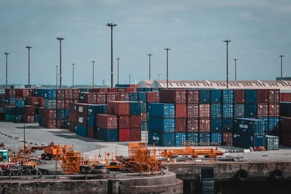 Safety shoes for warehouse and logistics